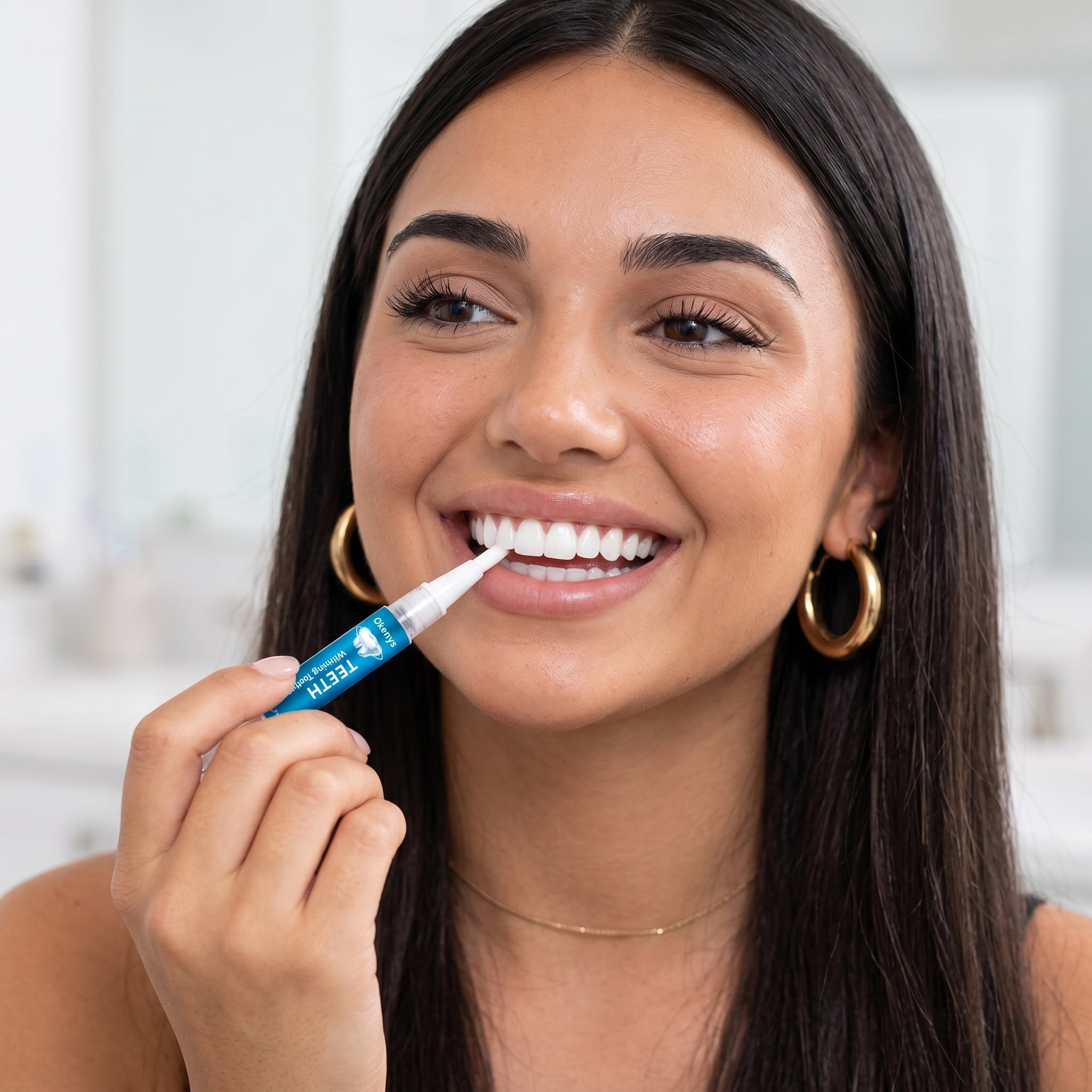 NEBULIX SmilePen teeth whitening in use